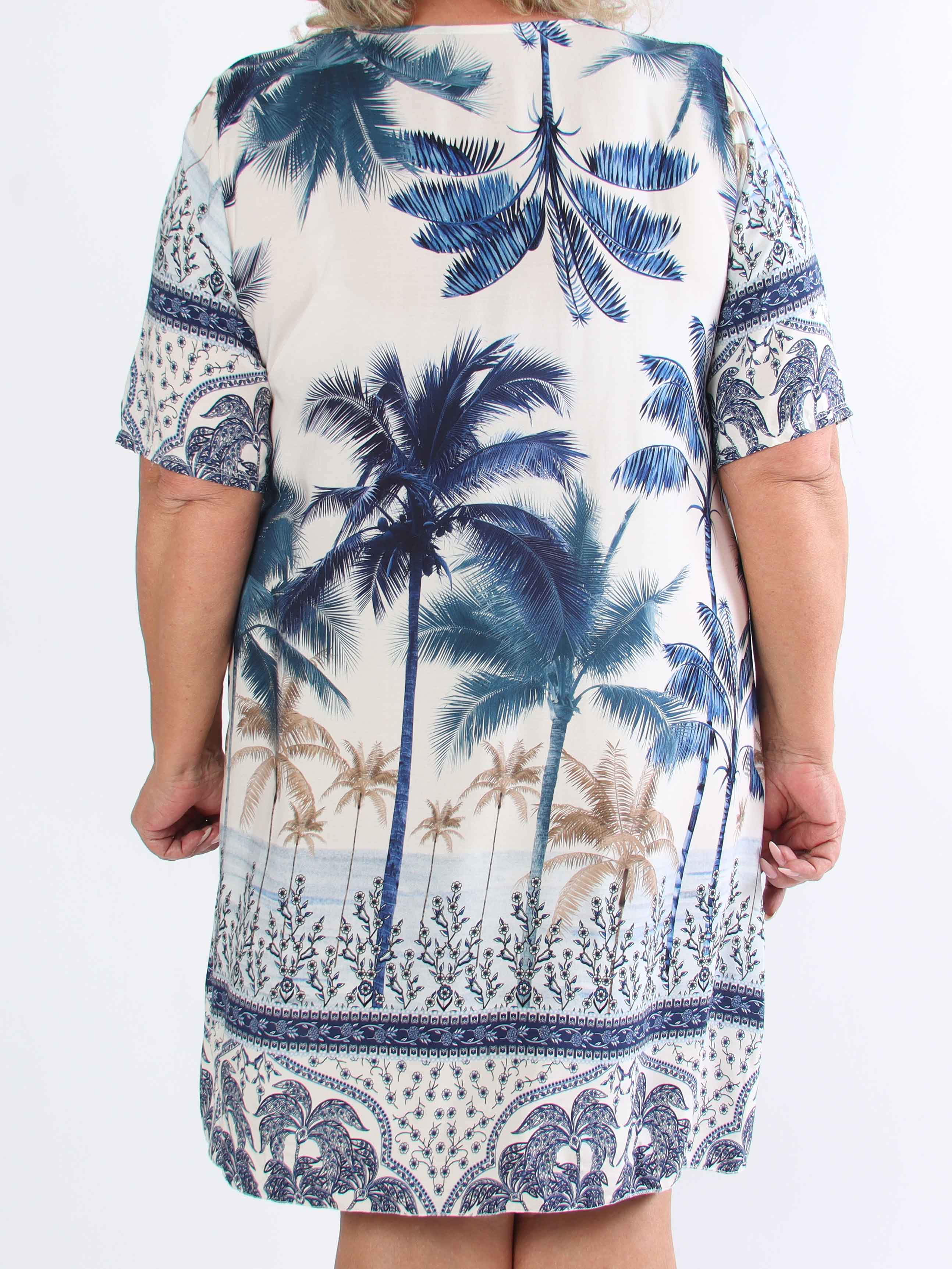 Julia - Sommarklänning i plusstorlek med palmer och mönster